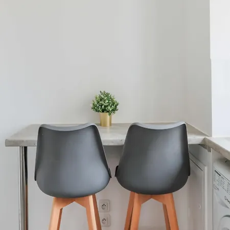 Fully-equipped Modern Cocoon On Banks Of The Seine * Levallois-Perret